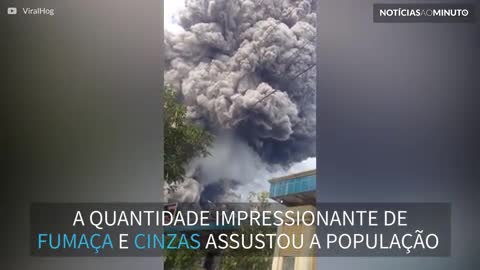 Vídeo mostra poderosa erupção de vulcão na Indonésia