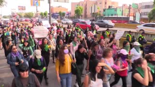 Centenares de mujeres marcharon pacíficamente en México