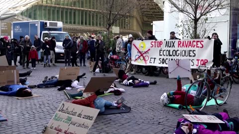 Anti-Olympics activists stage 'die-in' in Paris
