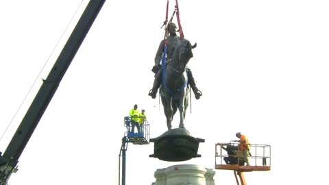 Woke Crowd Cheers As Robert E. Lee Statue Is Removed In Richmond, Virginia