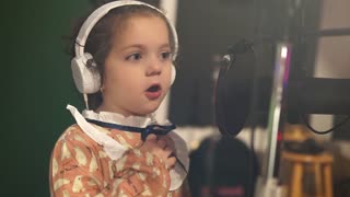 Talentosa niña de 5 años canta el clásico de Frank Sinatra "Fly Me To The Moon"