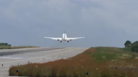 SKIATHOS 2018 - LOW LANDINGS and JETBLASTS vs. PEOPLE - Airbus A321, Boeing 717 ...