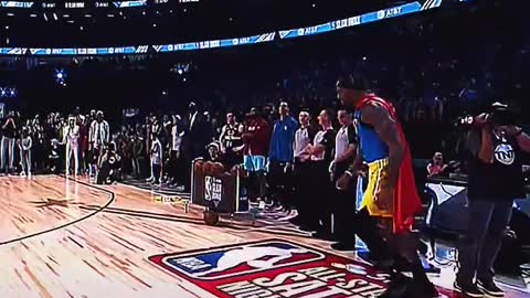 34-year-old Dwight Howard turned into SUPERMAN and took a flight