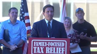 Gov. Ron DeSantis GOES OFF after a reporter asks about comments comparing him and Gov. Abbott to human traffickers