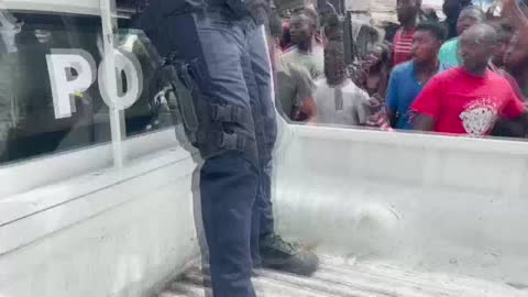 Una turba captura a dos extranjeros en Haití y se los entrega a la Policía