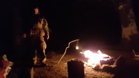 Standing a campfire. Riverside wildcamping