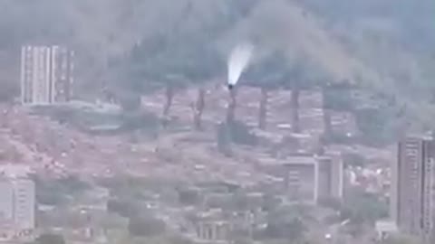 Momento en el que se desprende el Bambi bucket de helicóptero que apoyaba control de incendios