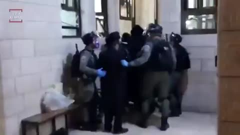 Zionist Israeli police raided a synagogue belonging to Torah Jews in Jerusalem