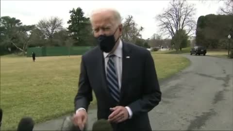 Biden Interview (3/16/2021) before taking Marine One helicopter... funny green screen failure!