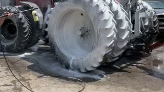 Foam cannon Washing my tractor