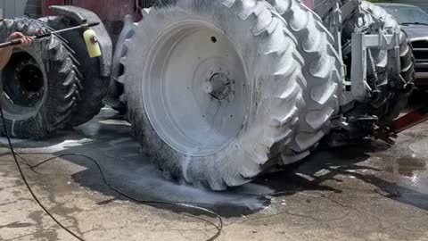 Foam cannon Washing my tractor