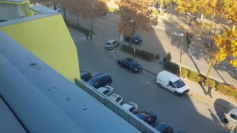 Dama pokušava da napusti parking u Tuzli