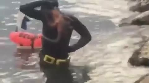 Polvo gruda-se nas costas de um mergulhador e não há forma de o tirar de lá
