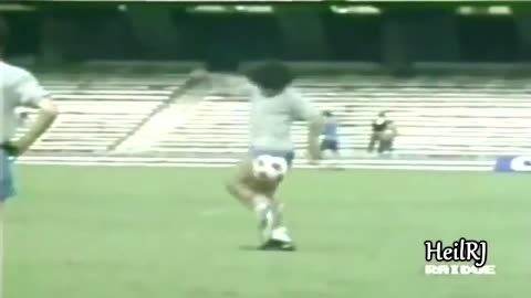 Diego Maradona Freestyle ● The Greatest Showman in Footbal History