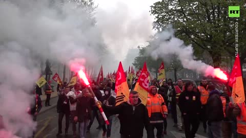 Flares blaze on Paris streets as hundreds protest privatization & cutting public rail services