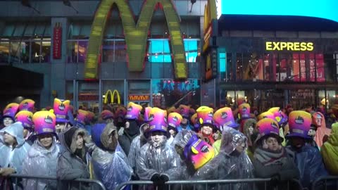 Miles de personas dan la bienvenida a 2019 bajo la lluvia en Times Square