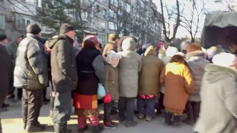 Mariupol emerges from the siege. Locals of 20th Micro-District line up to receive humanitarian aid