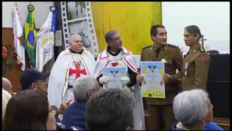 Recebendo Honraria pela Ordem de Cavalaria Militar Padre Anchieta