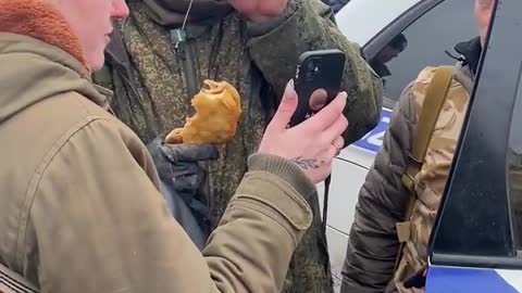 The "bloodthirsty" Ukrainian "neo-Nazis" feeding a Russian prisoner