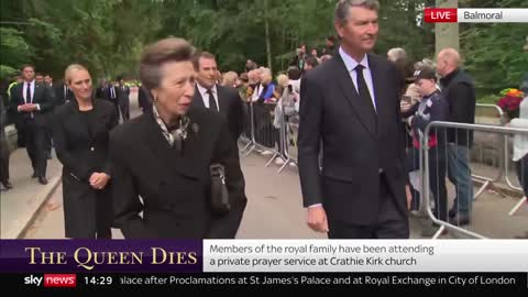 Emotional royals inspect tributes to Queen