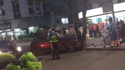 Vehículo chocó contra un árbol en el Toledo Plata, Bucaramanga