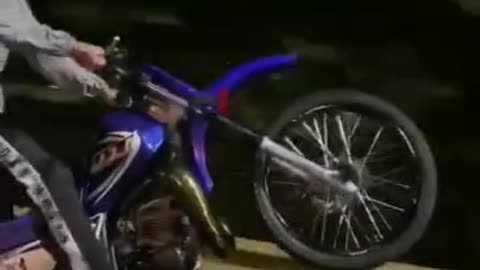 En video: Joven murió cuando hacía piruetas en su moto