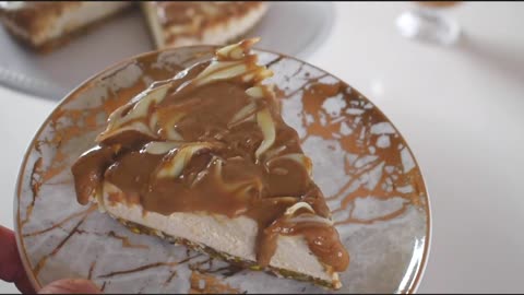 THE BEST SALTED CARAMEL CHEESECAKE | VEGAN NO-BAKE