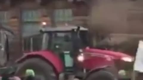 WATCH ADORING FRENCH FARMERS FERTILIZE MACRON'S HOME FOR FREE