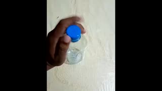 How open a bottle in use one hand