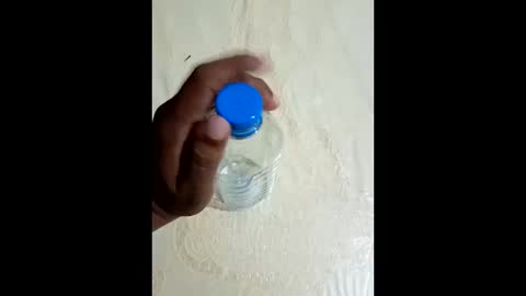 How open a bottle in use one hand