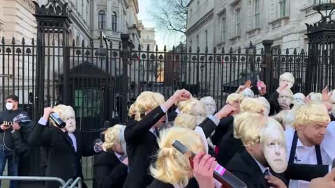 Crowd dressed like Boris Johnson party outside Downing Street: "We are Boris, this is a work event."