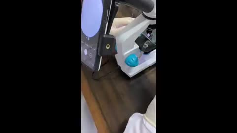 Un vaccin contre la grippe au microscope et oxyde de graphène.