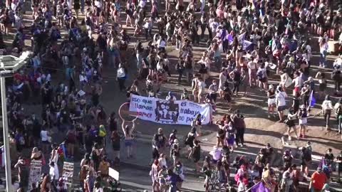 Marcha por el 8M en Chile es dispersada con gases por la Policía