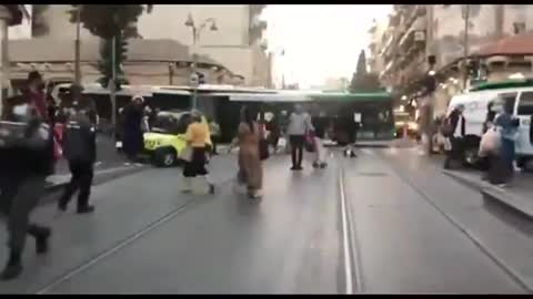 ISRAELI GIRL COLLAPSES FROM PFIZER SHOT - BYSTANDER WARNS OTHERS ABOUT WHAT IS HAPPENING !!