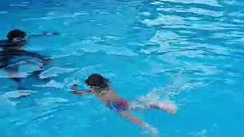 Mesmerizing Elegance as a Brave 3-Year-Old Dives Headfirst into the Pool