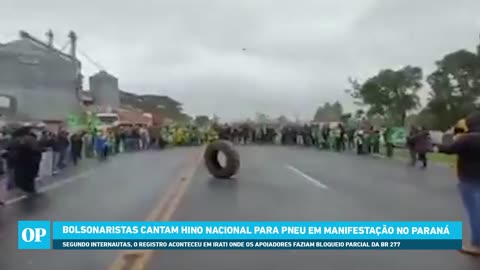 Bolsonaristas cantam Hino Nacional para pneu em manifestação no Paraná