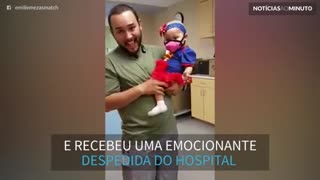 Em última sessão de quimioterapia, garotinha recebe adeus emocionante do hospital
