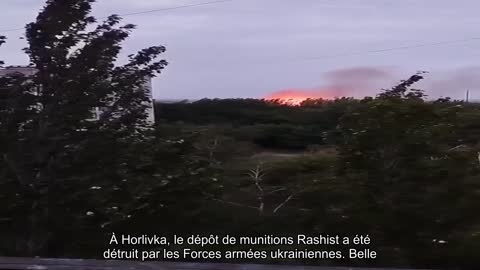 À Horlivka, le dépôt de munitions Rashist a été détruit par la ZSU. Belles couleurs du matin