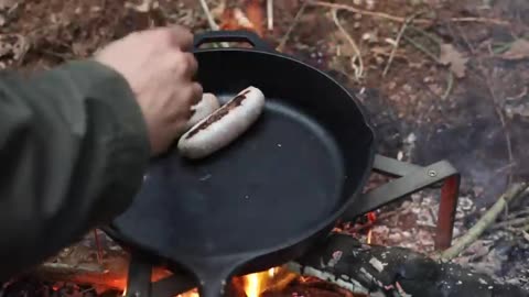 Cooking a English Breakfast in the forest - Cast Iron Cook Up