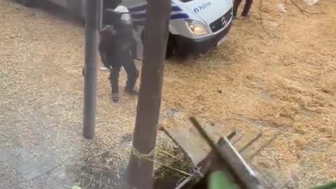 Blocchi stradali della polizia che sfondano gli agricoltori belgi