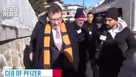 Голова Pfizer тікає від журналістів у Давосі, де його атакували запитанням про не ефективні вакцини