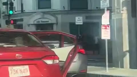 Boston, MA — napad na ulicę Boylston — wideo pokazuje moment, w którym funkcjo