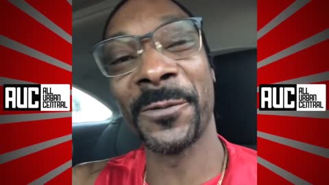 Snoop Dog gives homeless man money.
