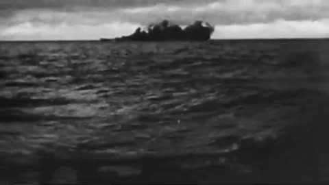 俾斯麥與歐根親王對胡德號的開火老錄像{battleship Bismarck and Prinz Eugen in action against battleship Hood}