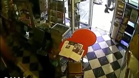 Dog saves the shop owner from being robbed