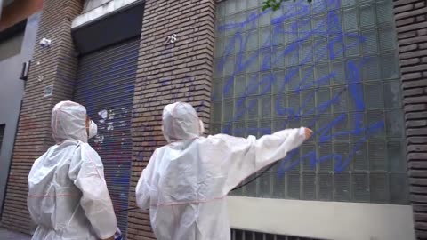 Supremacistas separatistas e izquierda atacan la sede de VOX en Barcelona