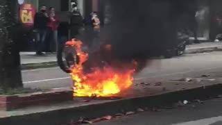 Video: Comunidad le prendió fuego a la moto de un presunto ladrón
