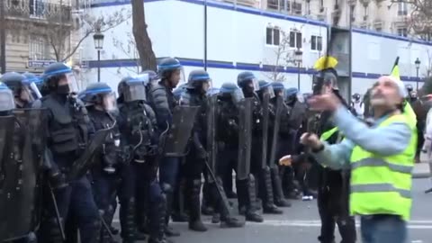 Demonstrators clash with cops as pension protests persist in Paris