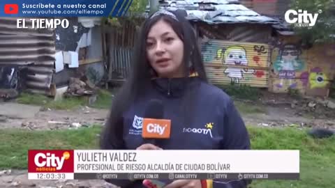 Debido a las lluvias, una piedra amenaza con derrumbar una vivienda