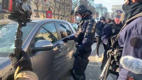 Macron's minions smash the window of the convoy for freedom on the Champs-Élysées in Paris